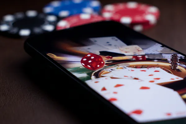 Một người phụ nữ quyến rũ cầm chip casino trong không gian ánh đèn rực rỡ, đại diện cho bầu không khí casino trực tuyến của FLY68 COM.