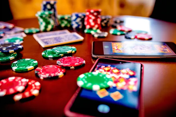 Một dealer chuyên nghiệp chào đón người chơi tại bàn roulette, gợi lên cảm giác casino trực tiếp chân thực trên FLY68 COM.
