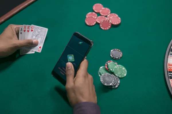 Cận cảnh vòng roulette cùng những đồng xu vàng, thể hiện nhịp chơi sống động trong khu vực casino của FLY68 COM.