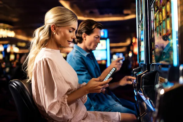 FLY68 COM Games - Khám phá slot hiện đại và game bàn hấp dẫn Một người đàn ông ăn mừng trước laptop khi xuất hiện các biểu tượng chiến thắng, ghi lại sự phấn khích của trò chơi trên FLY68 COM.