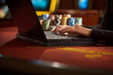 FLY68 COM Live Games - Hòa mình vào nhịp chơi casino sôi động Vòng roulette phát sáng với chip đổ xuống, tượng trưng cho các trò chơi live và instant win trên FLY68 COM.