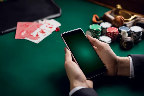 Một cô gái mỉm cười bên cạnh các máy slot sáng rực với biểu tượng may mắn, thể hiện danh mục slot nổi bật của FLY68 COM.