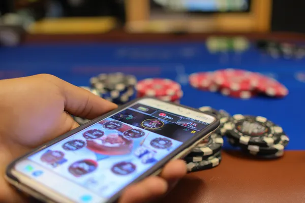 FLY68 COM Login - Truy cập tài khoản an toàn ngay lập tức Một dealer tự tin giữa các chip casino mời người chơi truy cập tài khoản FLY68 COM, thể hiện quy trình đăng nhập nhanh chóng.